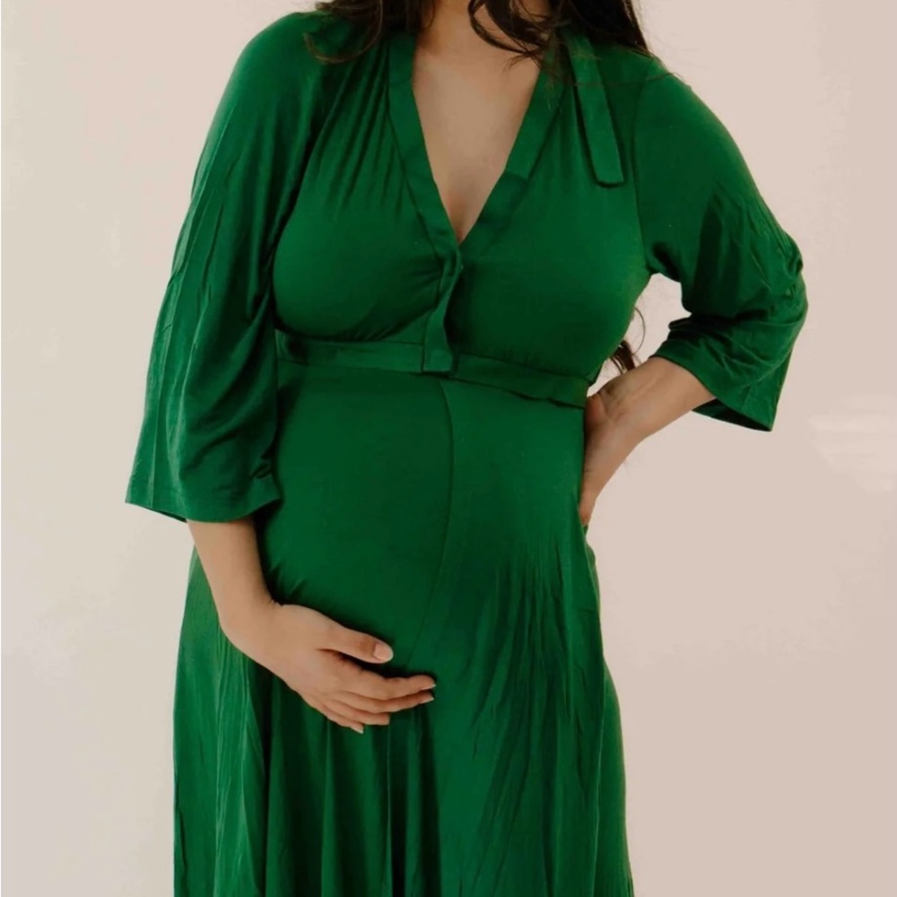 Lila labor and postpartum gown in Green.